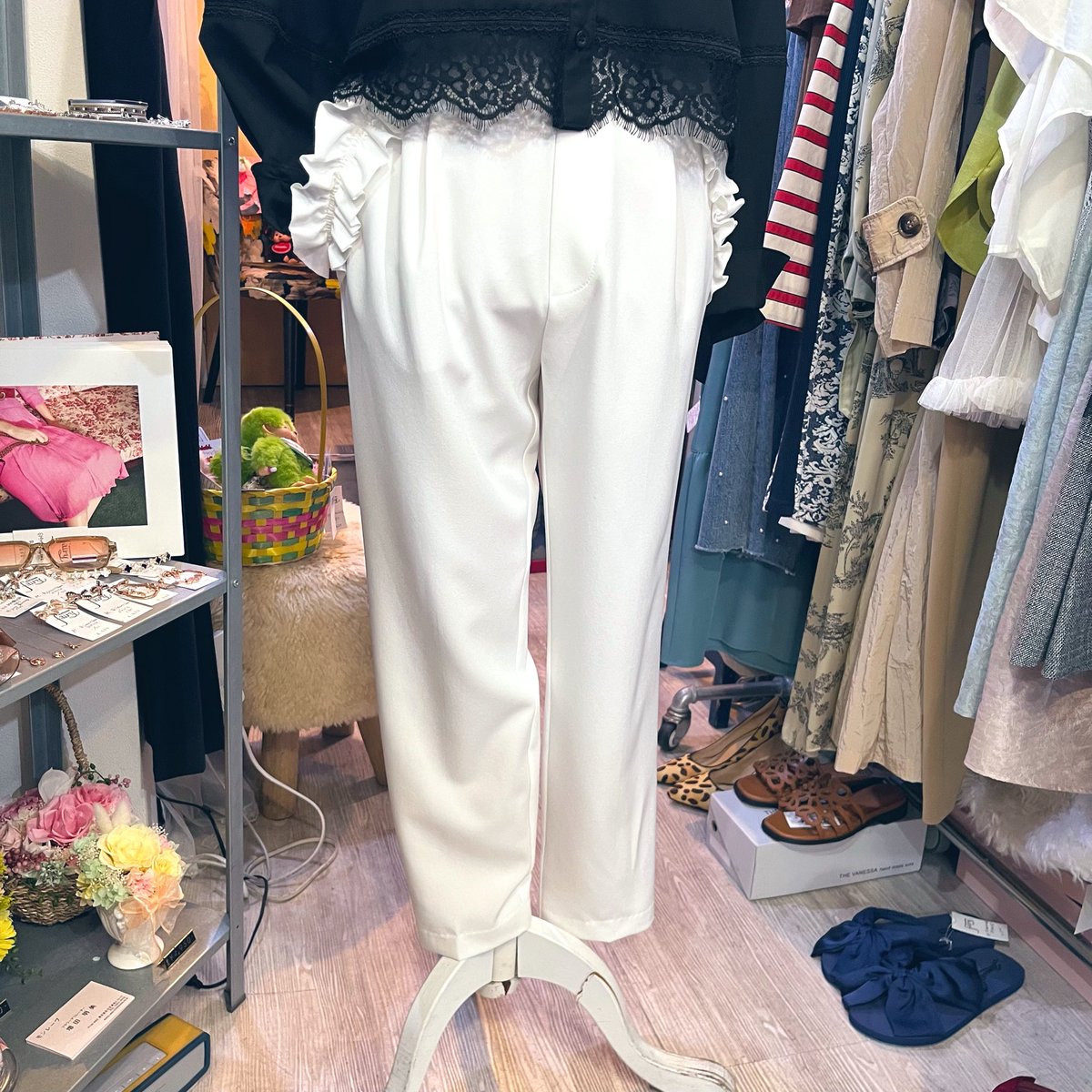 mischievousfff's tweet photo. 本日営業日です🧚
【Muel  Chic】より秋物新作が入荷しました🖤ブラック、ホワイト、ブルーストライプの裾レーストップスです🧚シルエット、丈感、とってもトレンドで可愛い一枚です🧚次の営業日は明後日です🙇‍♀️
#mischievousfairy#亀有#muelchic
https://t.co/7dV8cvOF8Z https://t.co/opTjRBOOl1