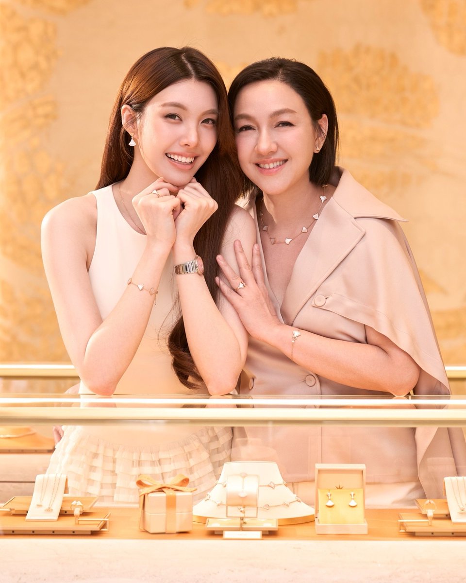 thedailybkk's tweet photo. บุลการี (@bvlgari) เฉลิมฉลองวันแม่ กับ #ออมกรณ์นภัส  Friend of the House ของ บุลการี ประเทศไทย และคุณแม่ #ก้อยนฤมล พร้อมบอกเล่าเรื่องราวความรัก ผ่านเครื่องประดับจากสองคอลเลคชั่นสุดไอคอนิกอย่าง เซอร์เพนติ (Serpenti) และ ดีว่าส์ ดรีม (Divas’ Dream) อันเปี่ยมด้วยความหมาย และความงามเหนือกาลเวลาที่พร้อมส่งต่อจากรุ่นสู่รุ่น
 
#Bvlgari #BvlgariThailand 
#ormkornnaphat