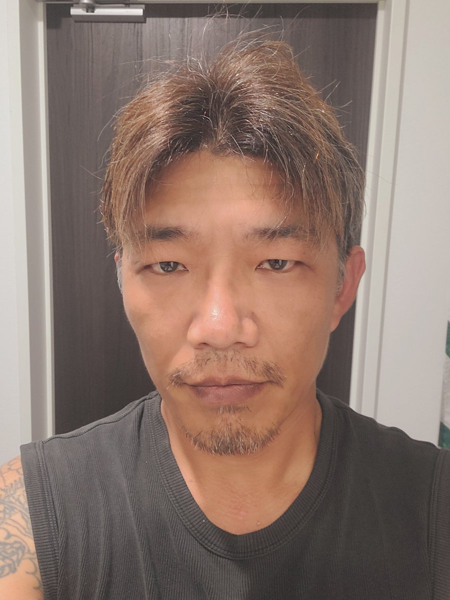 kouta_man10's tweet photo. 自分で白髪染めしてみた若作りガンバルンバ https://t.co/GqkjWYpFHq