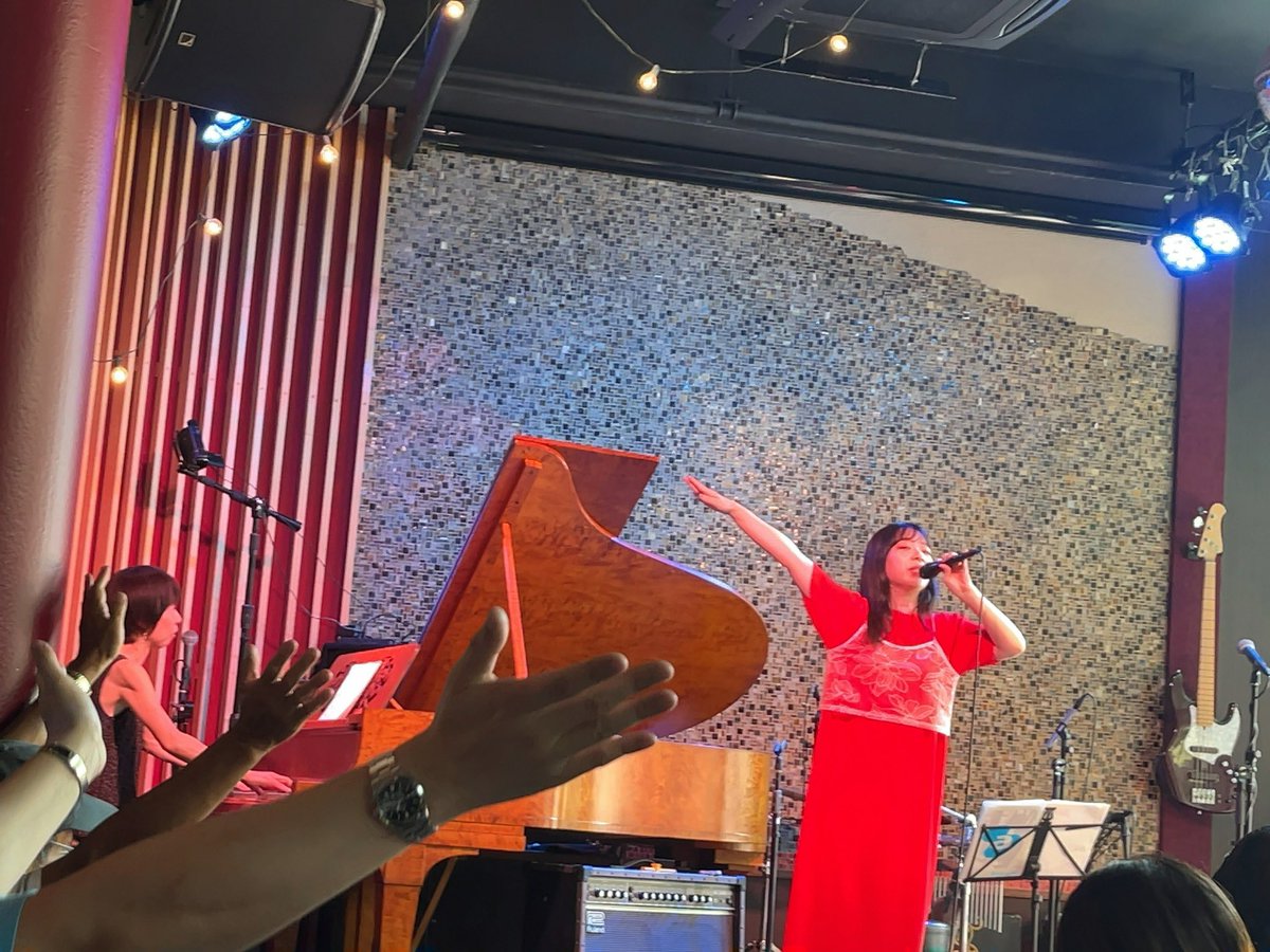 mayukorondo's tweet photo. GRAPES KITASANDOにて、皿屋恵さんのライブでピアノを弾きました。
新曲は怪談“皿屋敷”を題材にした曲。
(皿屋だけに…笑)
怖くて面白くてかわいかったです◎

ご観覧くださった方々、ありがとうございました！ https://t.co/tBkhx8hKT9