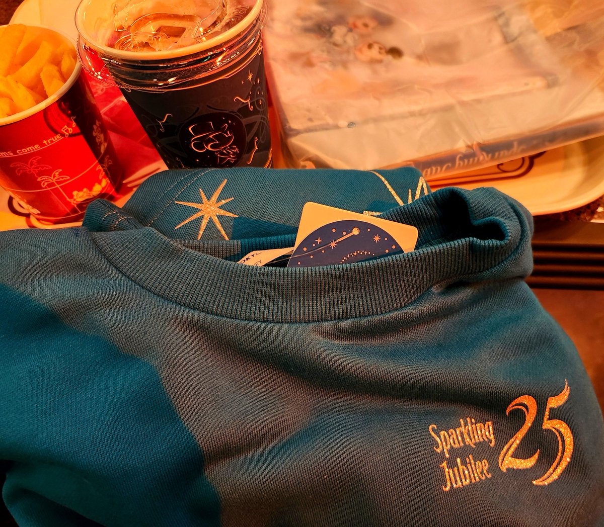 oshikabe_koichi's tweet photo. 欲しかった25周年トレーナー買えて幸😊

アナ雪とピーター乗って今は休憩中だよ🦀
#毎週末ディズニーVtuber https://t.co/gHlDxKV8Ru