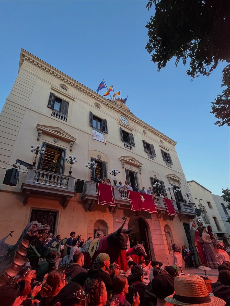 CUPMataro's tweet photo. Glòria a Les Santes, a les torres de cadires, als últims balls, a l'estimat i popular 28, a la residència, a Marrinxa i a totes les mataronines i mataronins!

Defensem la cultura popular🔥 https://t.co/Pinr2LhMzg