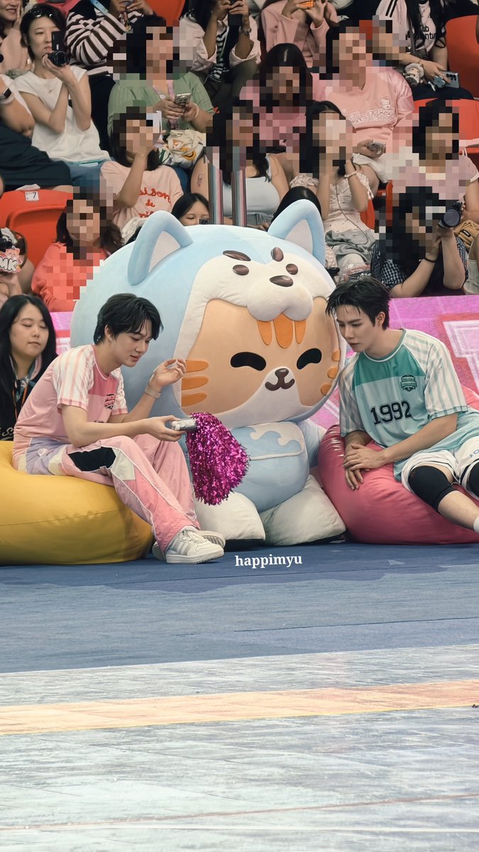 happimyu's tweet photo. ครอบครัวสุขสันต์มากกกกก นั่งจุมปุ๊กกัน3คนพ่อแม่ลูก🥺🤲🏻

ZEENUNEW x ZON SUSU
#กีฬาสีซีนุนิวสุดเจ๋ง
#DMDSportsDay2026 https://t.co/BSKCOWLdZ0