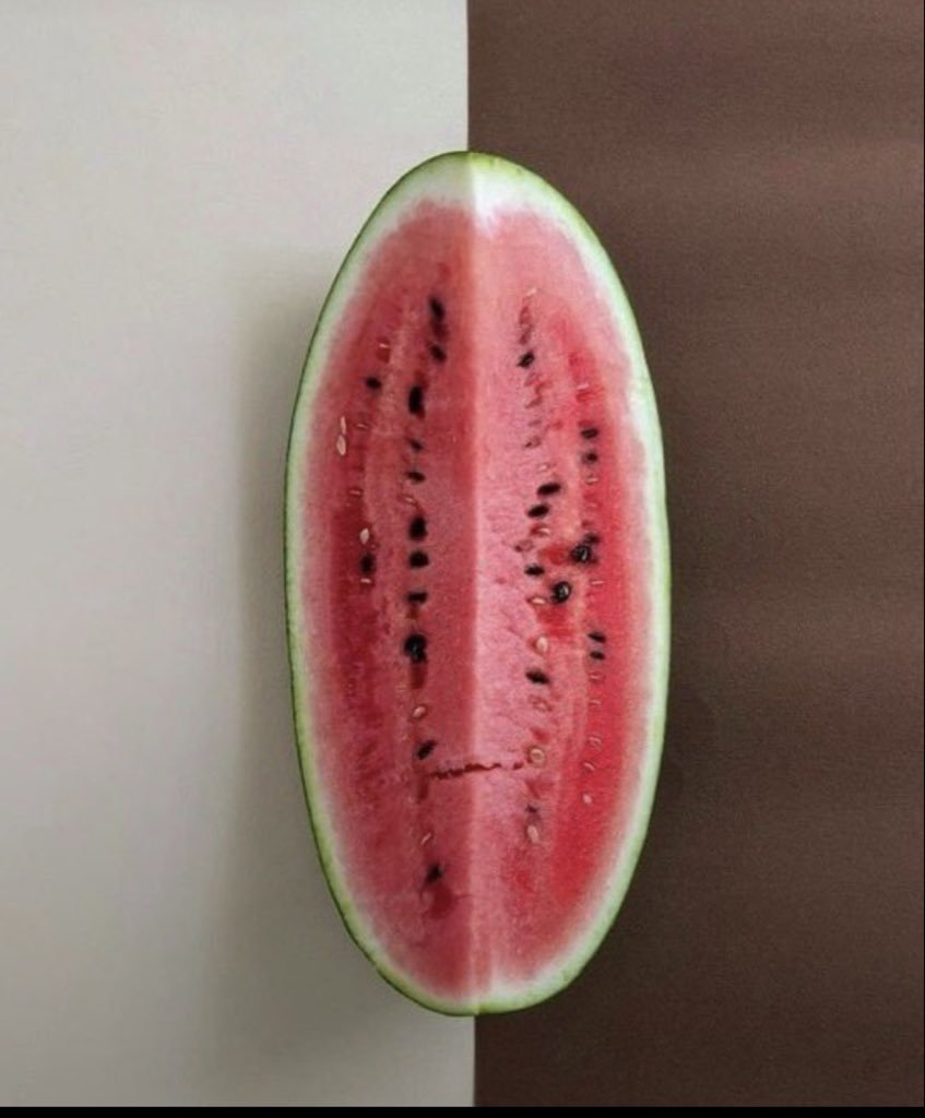 Olamide_Kiki's tweet photo. Banana             Or            Watermelon https://t.co/5j3Ri1DjAk