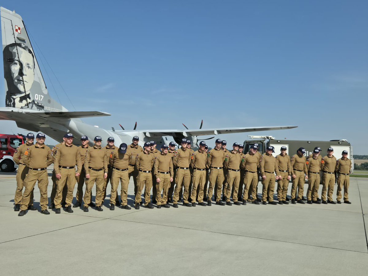 DGeneralneRSZ's tweet photo. Polska rusza z pomocą Hiszpanii 🇵🇱✈️🇪🇸! 

Z 8 Bazy Lotnictwa Transportowego wystartował samolot C-295, który kieruje się do Getafe w Hiszpanii. Na jego pokładzie znajduje się 35 strażaków Państwowej Straży Pożarnej, którzy wesprą hiszpańskie służby w walce z pożarami zagrażającymi mieszkańcom wielu regionów kraju.

To kolejny przykład międzynarodowej solidarności i gotowości do niesienia pomocy tam, gdzie jest ona najbardziej potrzebna. Powodzenia i bezpiecznej misji dla całej załogi 🤝!