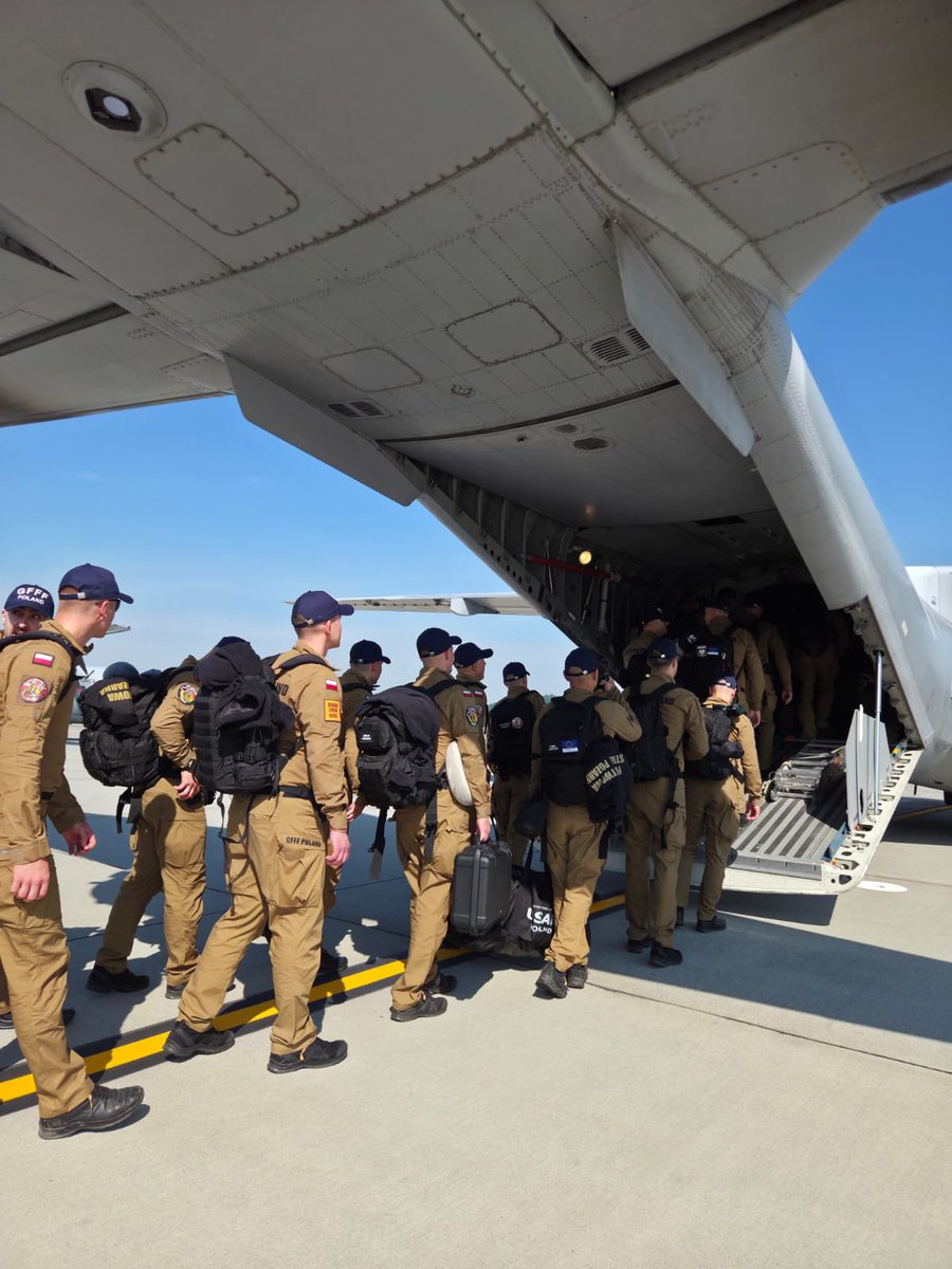DGeneralneRSZ's tweet photo. Polska rusza z pomocą Hiszpanii 🇵🇱✈️🇪🇸! 

Z 8 Bazy Lotnictwa Transportowego wystartował samolot C-295, który kieruje się do Getafe w Hiszpanii. Na jego pokładzie znajduje się 35 strażaków Państwowej Straży Pożarnej, którzy wesprą hiszpańskie służby w walce z pożarami zagrażającymi mieszkańcom wielu regionów kraju.

To kolejny przykład międzynarodowej solidarności i gotowości do niesienia pomocy tam, gdzie jest ona najbardziej potrzebna. Powodzenia i bezpiecznej misji dla całej załogi 🤝!