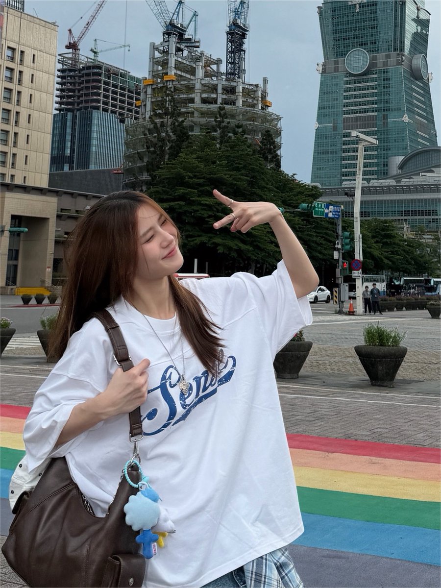 AndaAnunta's tweet photo. นักชู2นิ้วอันดับ1

ANDA INDIGO SKY 01
#andaanunta 
#ท้องฟ้าของอันดา https://t.co/e52Aqbg0ag