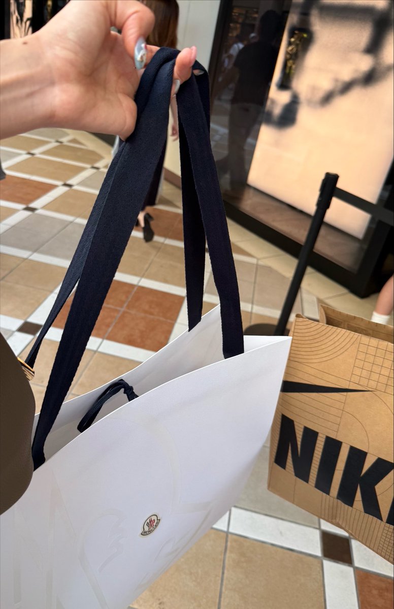 sonji_pyon's tweet photo. モンクレ00サイズの黒ショートダウンあったからお買い上げ♡NIKEはジムウェアを爆買いした笑♡ストレス発散♡ https://t.co/IqIy59i77g