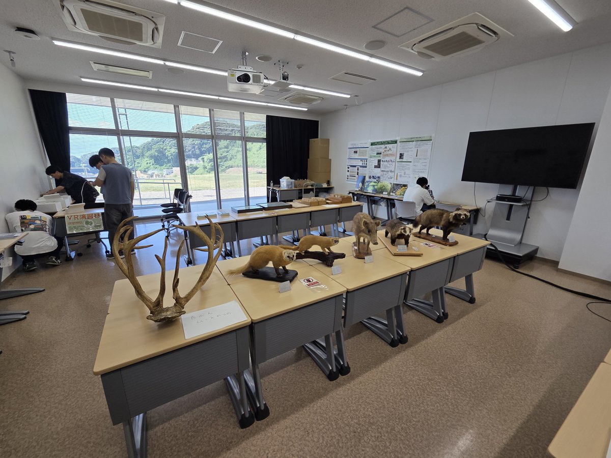 ryuiki_lab's tweet photo. オープンキャンパスで演習林の紹介を行いました。お越し頂いた皆様ありがとうございました！いつか大学生になったら（ならなくても）演習林に遊び聞きてね！ https://t.co/TDU5zmswzs
