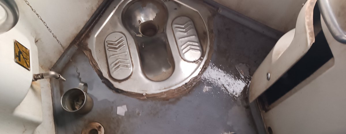 arvindkumar15's tweet photo. @RailwaySeva @spjdivn @drmprayagrajnc संबंधित अधिकारी ने सिर्फ बाथरूम के बाहर लगे कूड़े की सफाई करा दी और कोच में कोई सफाई कर्मचारी आया ही नहीं सफाई के लिए गजब @RailwaySeva है। धन्य हैं रेलमंत्री @AshwiniVaishnaw और उनके संबंधित अधिकारी ! बाथरूम तो खैर अभी तक साफ नहीं हुआ है और हैण्ड टावल के नाम पर यह नैपकिन दिया है https://t.co/bLxL3iVp9g