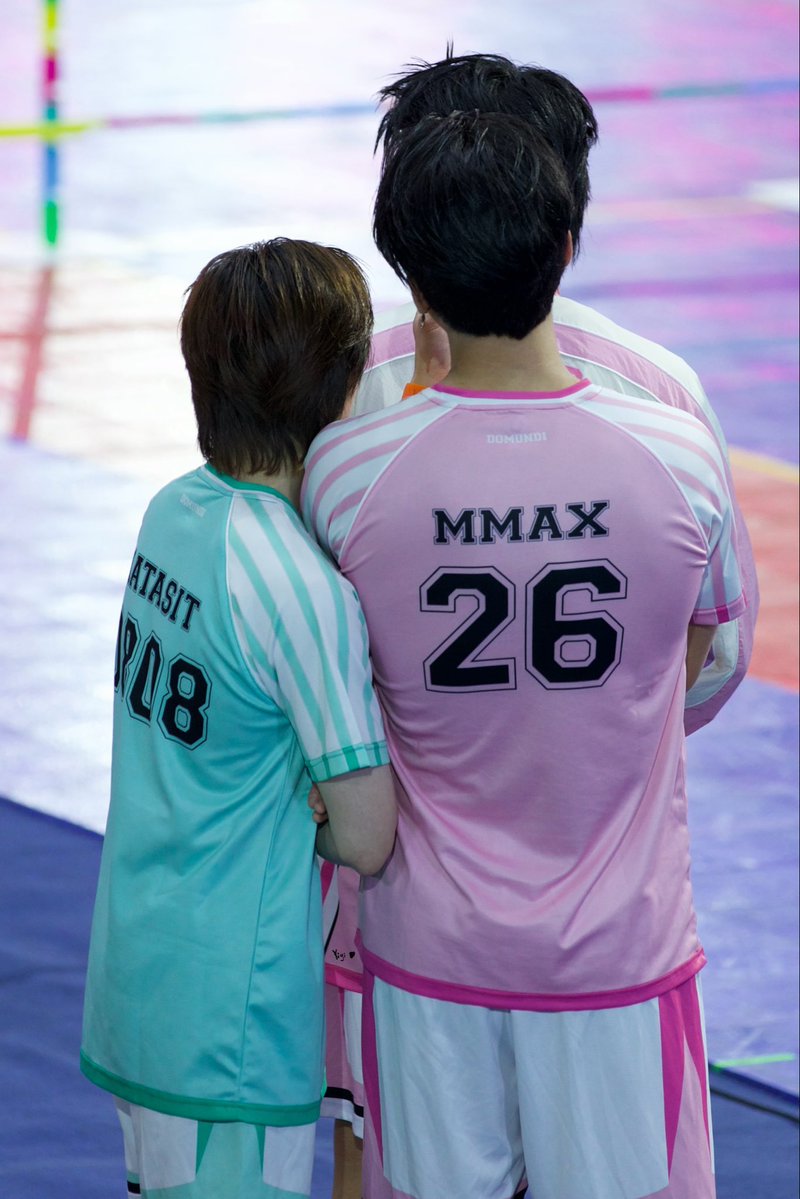 thatsjustacat's tweet photo. ‘ถ้าอ้อนแล้วสีชมพูจะยอมแพ้ไหม?’

‘สีชมพูอาจจะไม่ยอมแพ้ แต่กัปตันสีชมพูยอมแพ้(หนู)แน่นอน’ 

MN HEARTDY SPORTSDAY

#DMDSPORTDAY2026 https://t.co/GX9NZ2bi7c