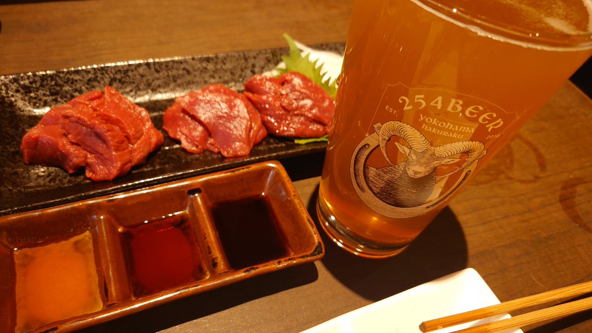 YCBF01's tweet photo. 横浜白楽 #254BeeR

やっぱり定番の馬刺しと
ビールが合うな～

美味しい！ https://t.co/5WuYiwzpKY