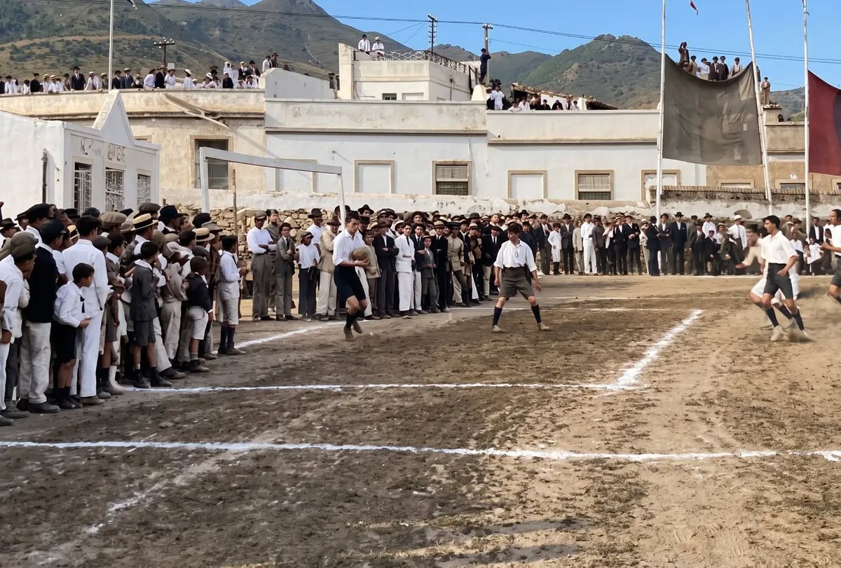 ArmadaSur92's tweet photo. el estadio original de CDT, Campo de Miraflores. Muchos de los aficionados situados detrás de la portería aquel día siguen siendo abonados de la grada Popular Baja. https://t.co/N1c6Xawi3Z