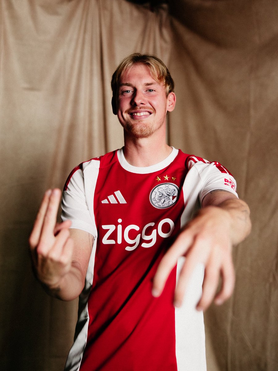 AFCAjax's tweet photo. New celebration coming to Amsterdam 🫳 https://t.co/WGLqlJywrD