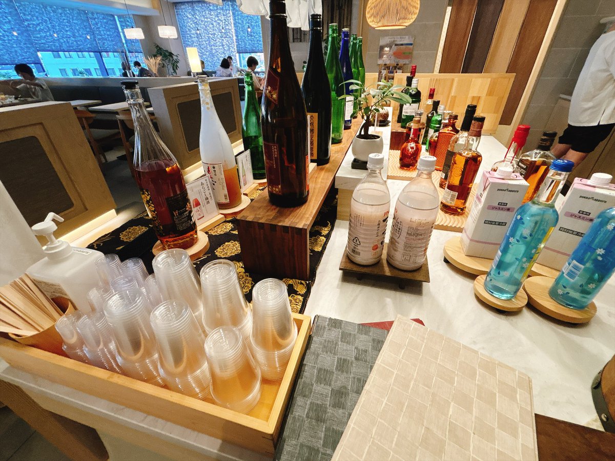 dcstyoshi's tweet photo. ホテルのラウンジで
フリーのお酒飲んでる https://t.co/nKg31MaQtT