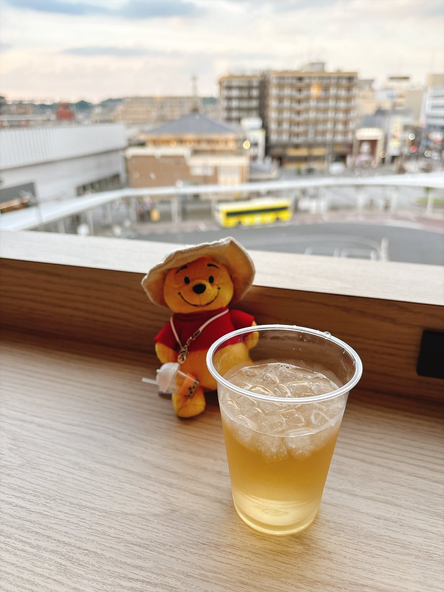 dcstyoshi's tweet photo. ホテルのラウンジで
フリーのお酒飲んでる https://t.co/nKg31MaQtT