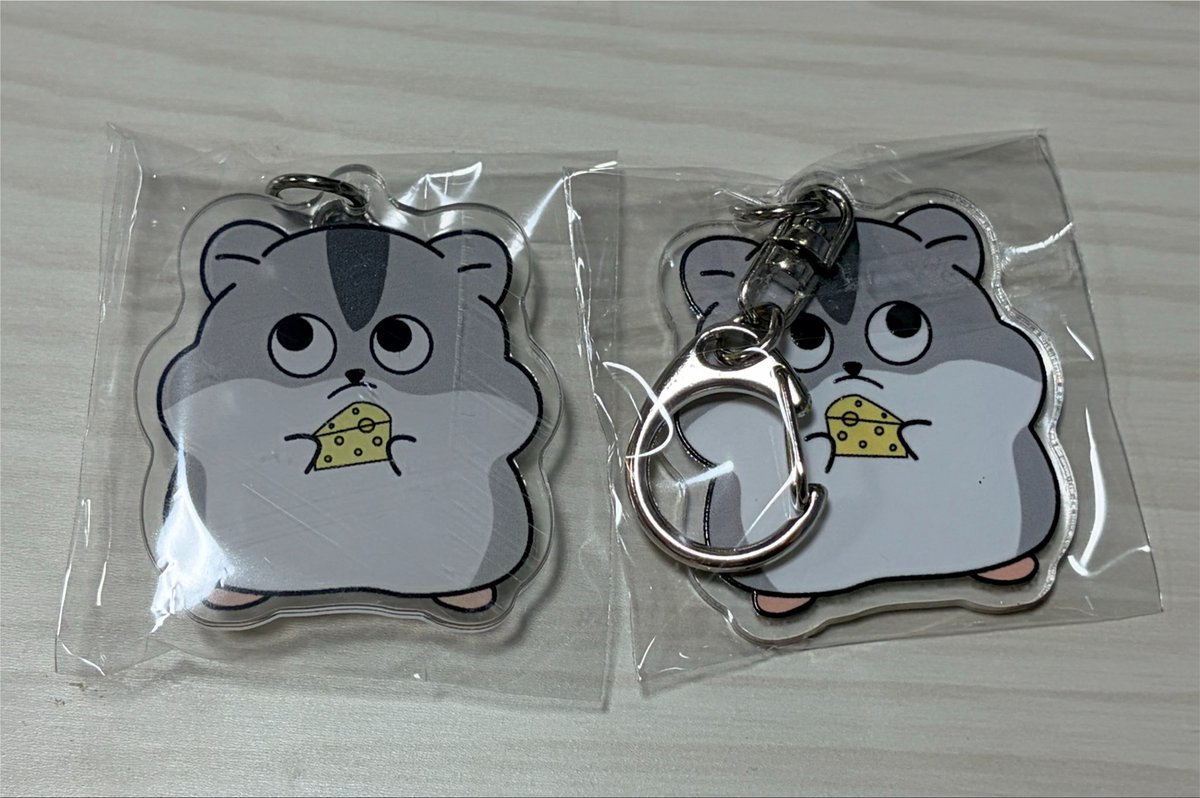 Cheese_0802's tweet photo. ぐぬに描いてもらったハムスターのアクキー(4cm、両面バージョン)ができた🥰
かわいいい！！並べるとなんだか……(っ🧀`-´🐹c)ちいず友達

貰ってくださる方はDMください🎶
匿名配送対応できません('ω'乂) https://t.co/ZfbXNOEt5j