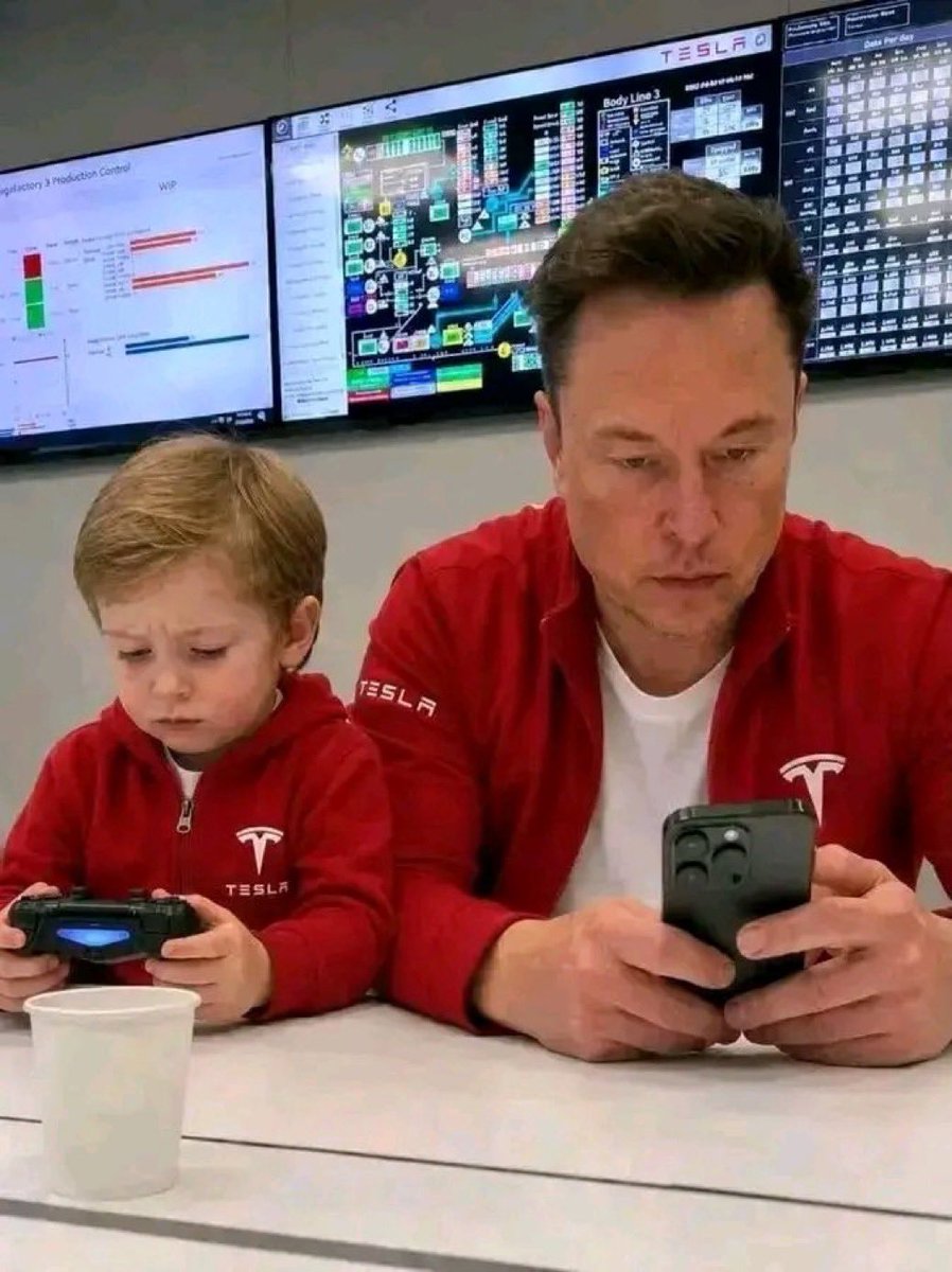 elonmuskParo_X's tweet photo. What does this moment say to you? 📱

🅰️ Great Bond ❤️
🅱️ Future Genius 🚀
🅲️ Too Much Tech 📱
🅳️ Just Cute 😊 https://t.co/mosfp4LMZT