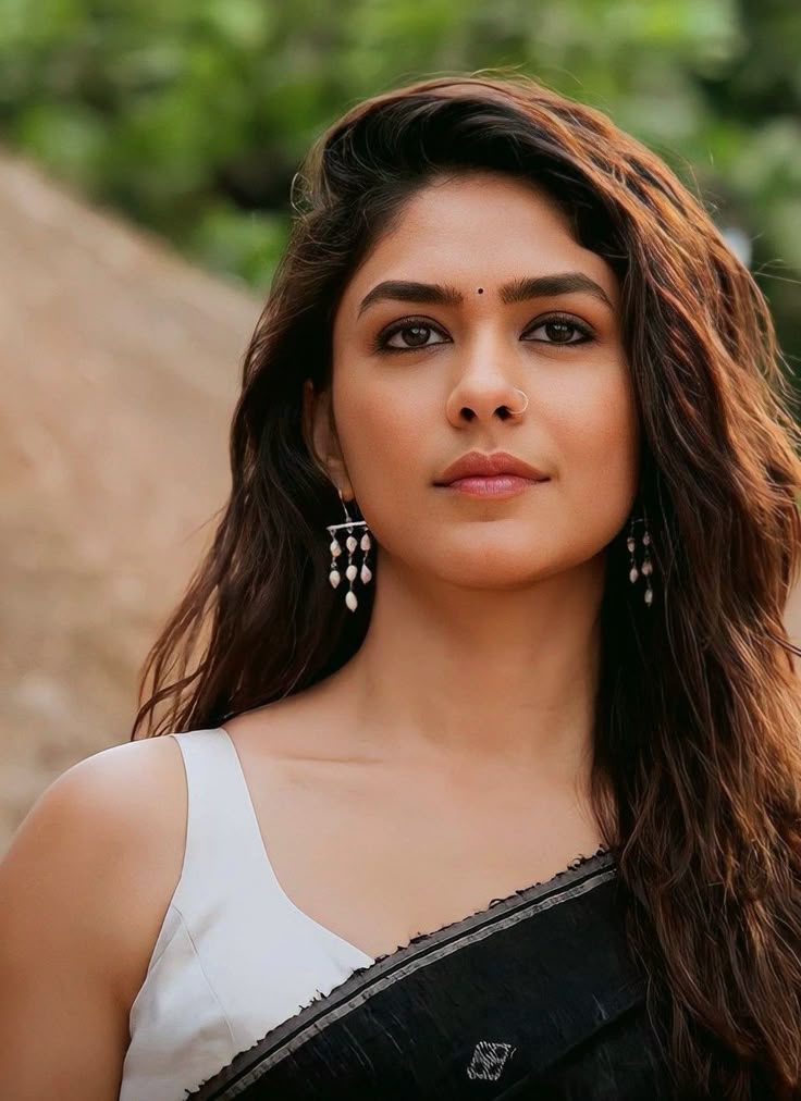 Actress_Devote's tweet photo. MRUNAL THAKUR 

for Husband                     for Boyfriend https://t.co/QY0uVKNyNw