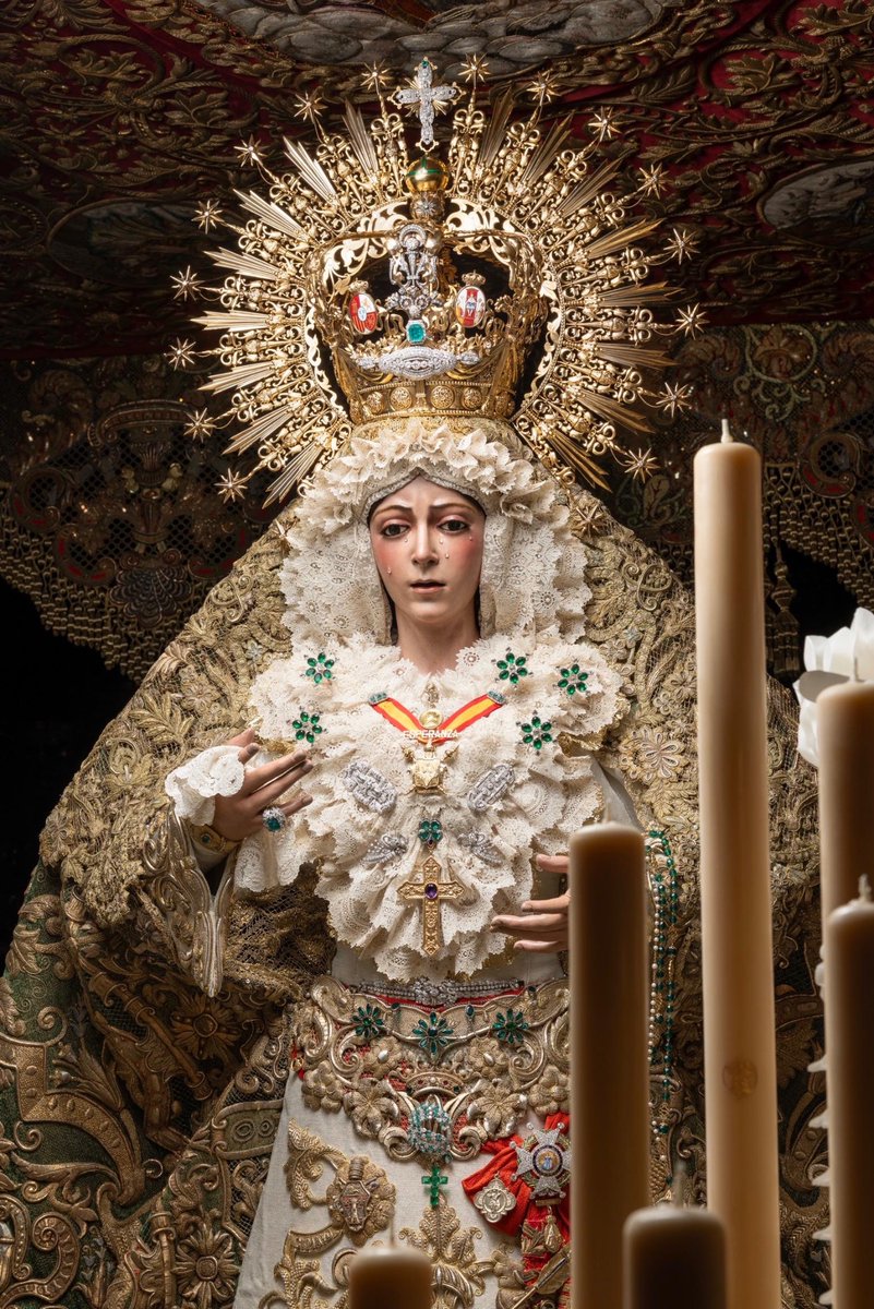 Hdad_Macarena's tweet photo. Como cada día, a las doce, rezamos el Ángelus para invocar y poner todas nuestras intenciones ante Nuestra Bendita Madre, María Santísima de la Esperanza.

El ángel del Señor anunció a María. Y concibió por obra y gracia del Espíritu Santo.

(Dios te salve, María...)

He aquí la esclava del Señor. 
Hágase en mí según tu palabra.

(Dios te salve, María...)

Y el Verbo de Dios se hizo carne. 
Y habitó entre nosotros.

(Dios te salve, María...)

Ruega por nosotros, Santa Madre de Dios, para que seamos dignos de alcanzar las promesas de Jesucristo.

Oremos 🙏🏻
Oh Padre, Infunde en nuestra alma tu gracia. Tú, que en la anunciación del Ángel nos has revelado la encarnación de tu Hijo, por su pasión y su cruz condúcenos a la gloria de la resurrección. Por Cristo, Nuestro Señor. Amén.

📸 @Randofer94   / @PMFotoscofrades