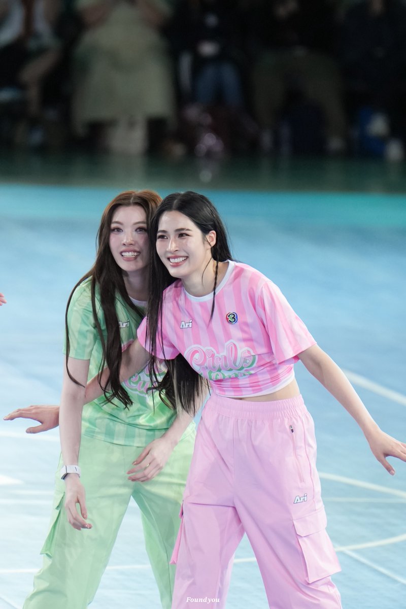 wefoundyouu's tweet photo. มีคนอ้อน 😳🫪

LINGORM CH3 SPORT DAY 2026 #CH3GirlsCup2026 #LingOrm #หลิงออม https://t.co/j7PQFEsw9B