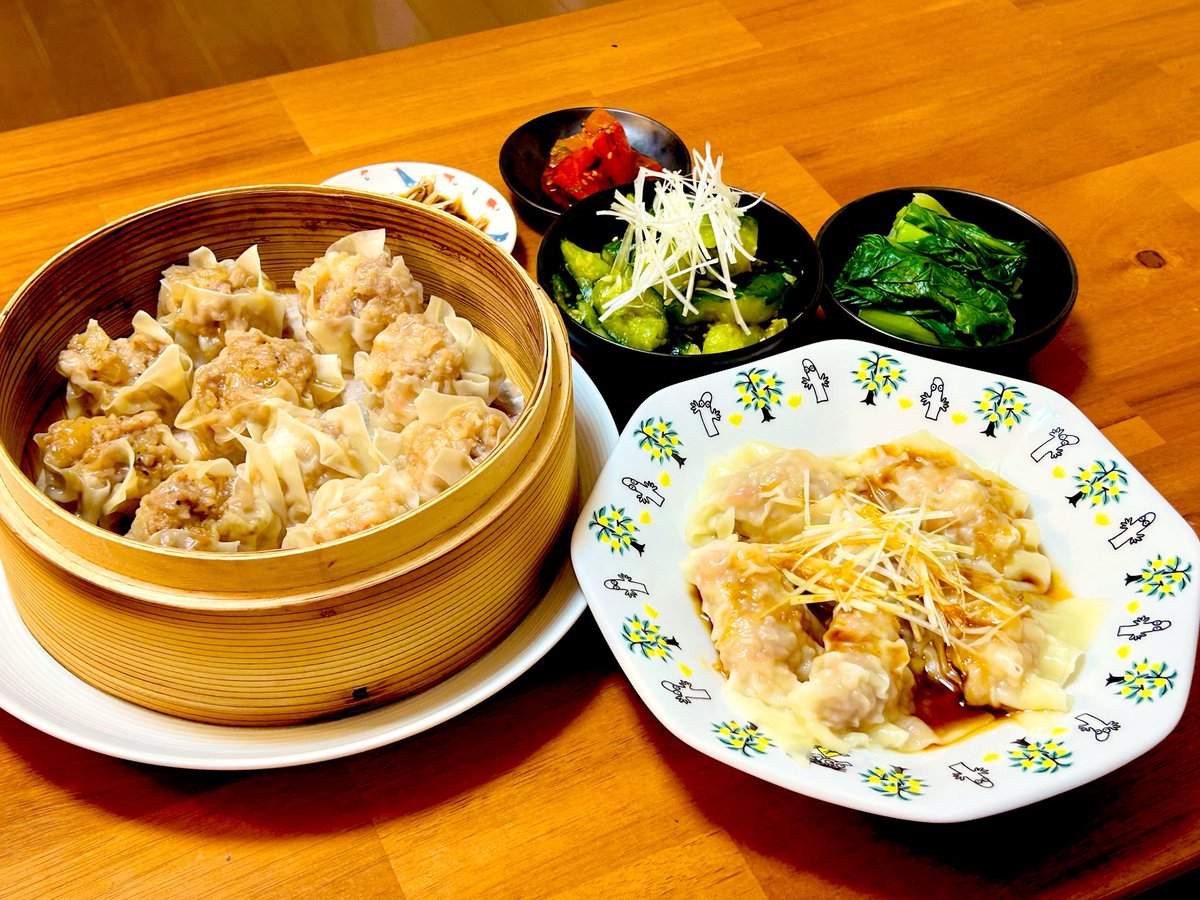moomin_tororo's tweet photo. 本日の晩ごはんはシュウマイ、ワンタン、拍黄瓜、白灼青菜、番茄泡菜よ〜🥟🥒🥬🍅🍺 https://t.co/k5z3irzNy9