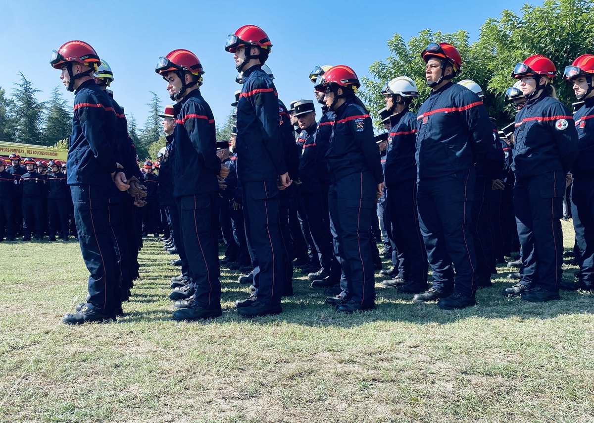 Pompiers_13's tweet photo. #Hommage 

C’est avec vive émotion que les #Pompiers13 et l’ensemble des @PompiersFR ont rendu hommage au sergent Laurent Manson au centre d’incendie et de secours de Saint-Étienne-du-Grès. 

Son sacrifice ultime a été à la hauteur de son engagement et de son abnégation. 

🤍 https://t.co/7glaCMKR3b