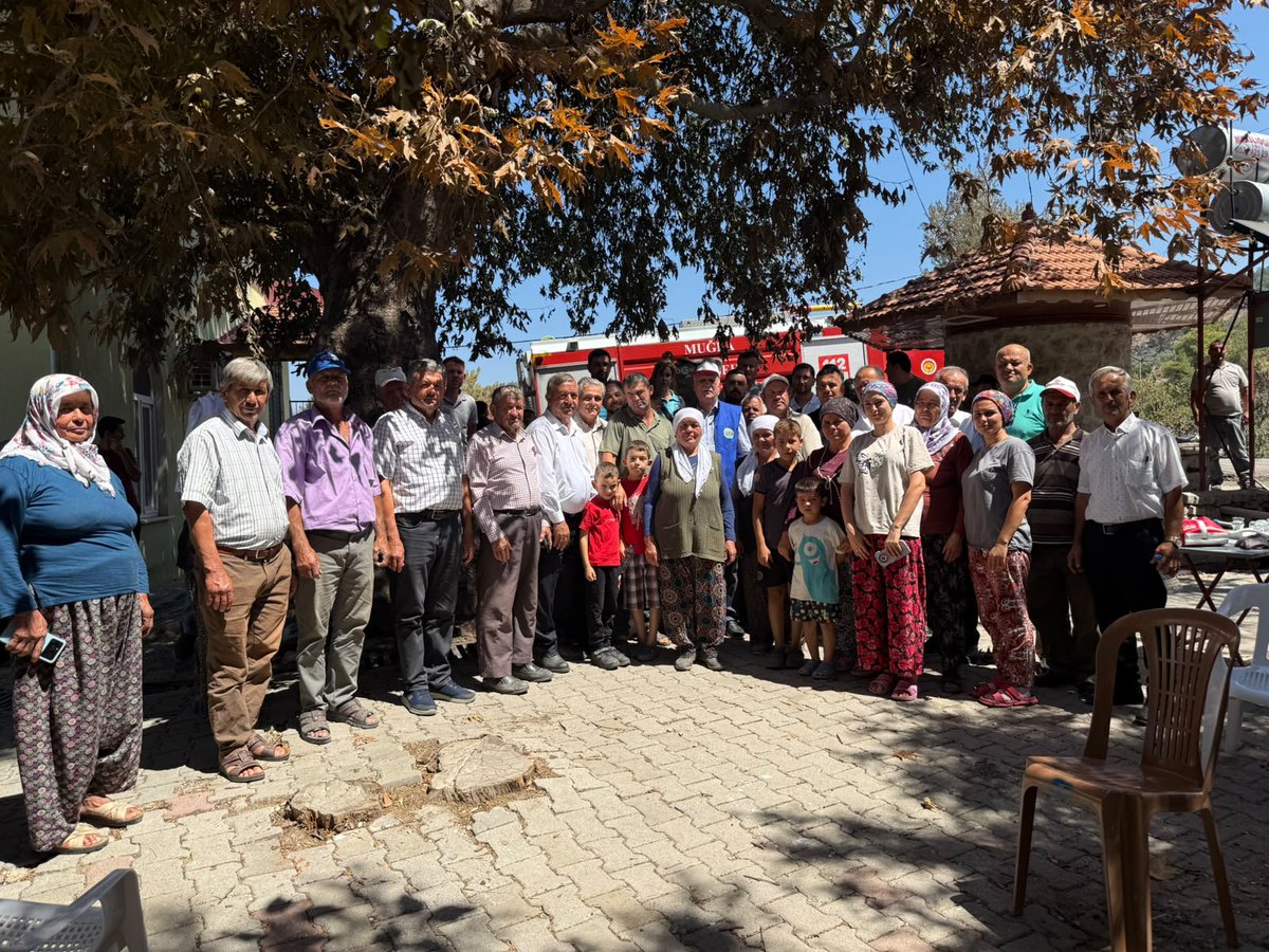 semsibayraktar's tweet photo. Muğla'nın Seydikemer ilçesinde meydana gelen orman yangınının ardından, yangından etkilenen Çatak Mahallesi'nde incelemelerde bulunduk.
Yangında zarar gören ve kullanılamaz hale gelen yapılar ile tarım araç ve ekipmanlarını yerinde inceledik. Üreticilerimiz ve mahalle sakinlerimizle bir araya gelerek geçmiş olsun dileklerimizi ilettik, yaşanan zararlar hakkında bilgi aldık.
Yaraların en kısa sürede sarılmasını temenni ediyor, yangından etkilenen tüm vatandaşlarımıza bir kez daha geçmiş olsun dileklerimi iletiyorum.