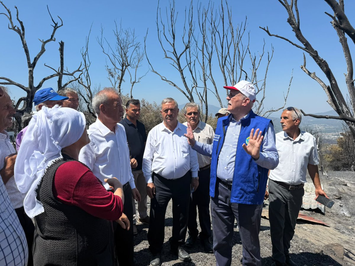 semsibayraktar's tweet photo. Muğla'nın Seydikemer ilçesinde meydana gelen orman yangınının ardından, yangından etkilenen Çatak Mahallesi'nde incelemelerde bulunduk.
Yangında zarar gören ve kullanılamaz hale gelen yapılar ile tarım araç ve ekipmanlarını yerinde inceledik. Üreticilerimiz ve mahalle sakinlerimizle bir araya gelerek geçmiş olsun dileklerimizi ilettik, yaşanan zararlar hakkında bilgi aldık.
Yaraların en kısa sürede sarılmasını temenni ediyor, yangından etkilenen tüm vatandaşlarımıza bir kez daha geçmiş olsun dileklerimi iletiyorum.