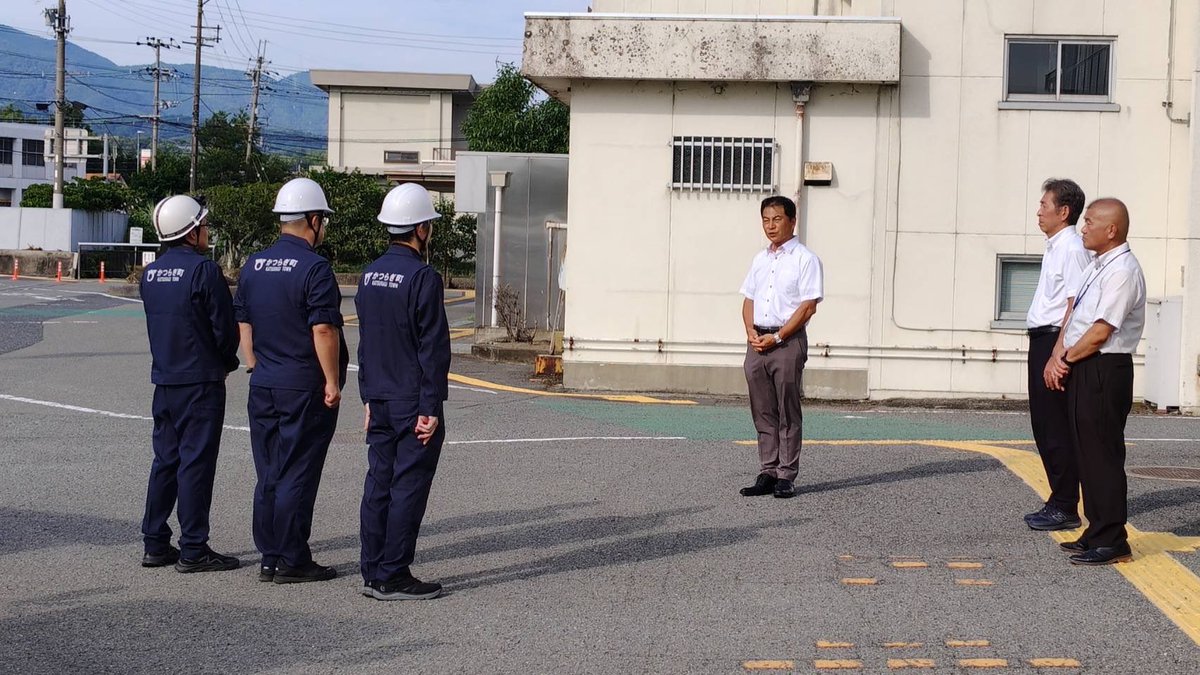 wasf58's tweet photo. 🆘かつらぎ町職員派遣出発式

本日16時30分から、被災地熊本県に向けて、「給水車」と「職員」の派遣（給水活動）出発式を行いました。

被災地全体で７万世帯を超える断水被害が生じているため、かつらぎ町は熊本県八代市へ給水車、マルチタスク車、及び３人の職員を派遣します。 https://t.co/nvVP5QGItc