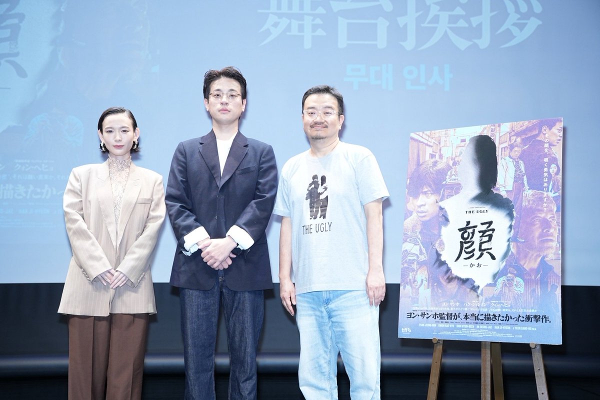 twin2_k_movie's tweet photo. 映画『顔 -かお-』 の日本公開に先駆け、駐日韓国文化院との共催による特別試写会が先日7/29(水)に韓国文化院ハンマダンホールで開催されました。

公開に先立ち、#ヨン・サンホ 監督と主演の #パク・ジョンミン さんが来日！

本作はかつて監督が発表したグラフィックノベルが原作。映画化への強い思いについて聞かれると監督は「この作品というのは漫画という形態で作品を発表させていただいたんです。その時僕は規模の大きな映画の作品に取り組んでいたので、なかなかこの規模の大きい映画をあの作品で作ることができませんでした。その時に「ガス人間」の片山晋三監督にお会いして、監督の以前の作品などを見ていたら、本当に小さな予算であるにも関わらず立派なものを作っていらっしゃいました。それだったら自分自身も低予算の映画を作ってみようという風に思いました。それからジョンミンさんに連絡をして、一緒にやりませんか？と誘ったところ快く応じてくださいまして、それで今この場に立っています」と制作への経緯を話した。
今回、初めて一人二役を演じたジョンミンに苦労したことを尋ねると「俳優というのはそのキャラクターをうまく表現しなければいけない。そのために悩むというのは常に同じ悩みだと思うんです。この映画で特に大変だったことはなかったですが、あえて言うのであれば、低予算、短い時間の中で 2 人の人物を行ったり、来たりして演じなければいけないことが大変でした」と明かした。

レポ続く⬇️