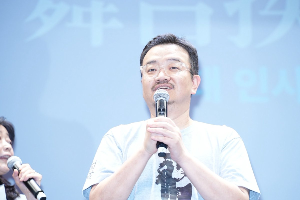twin2_k_movie's tweet photo. 映画『顔 -かお-』 の日本公開に先駆け、駐日韓国文化院との共催による特別試写会が先日7/29(水)に韓国文化院ハンマダンホールで開催されました。

公開に先立ち、#ヨン・サンホ 監督と主演の #パク・ジョンミン さんが来日！

本作はかつて監督が発表したグラフィックノベルが原作。映画化への強い思いについて聞かれると監督は「この作品というのは漫画という形態で作品を発表させていただいたんです。その時僕は規模の大きな映画の作品に取り組んでいたので、なかなかこの規模の大きい映画をあの作品で作ることができませんでした。その時に「ガス人間」の片山晋三監督にお会いして、監督の以前の作品などを見ていたら、本当に小さな予算であるにも関わらず立派なものを作っていらっしゃいました。それだったら自分自身も低予算の映画を作ってみようという風に思いました。それからジョンミンさんに連絡をして、一緒にやりませんか？と誘ったところ快く応じてくださいまして、それで今この場に立っています」と制作への経緯を話した。
今回、初めて一人二役を演じたジョンミンに苦労したことを尋ねると「俳優というのはそのキャラクターをうまく表現しなければいけない。そのために悩むというのは常に同じ悩みだと思うんです。この映画で特に大変だったことはなかったですが、あえて言うのであれば、低予算、短い時間の中で 2 人の人物を行ったり、来たりして演じなければいけないことが大変でした」と明かした。

レポ続く⬇️