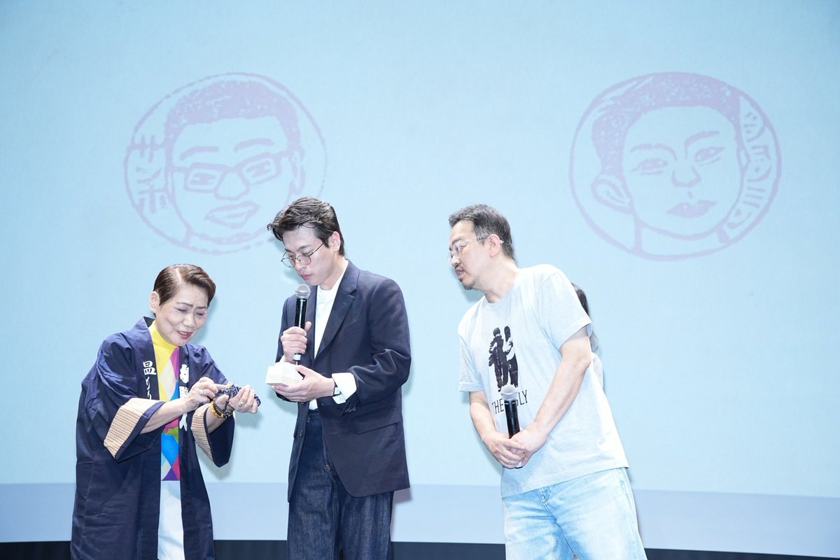 twin2_k_movie's tweet photo. 映画『顔 -かお-』 の日本公開に先駆け、駐日韓国文化院との共催による特別試写会が先日7/29(水)に韓国文化院ハンマダンホールで開催されました。

公開に先立ち、#ヨン・サンホ 監督と主演の #パク・ジョンミン さんが来日！

本作はかつて監督が発表したグラフィックノベルが原作。映画化への強い思いについて聞かれると監督は「この作品というのは漫画という形態で作品を発表させていただいたんです。その時僕は規模の大きな映画の作品に取り組んでいたので、なかなかこの規模の大きい映画をあの作品で作ることができませんでした。その時に「ガス人間」の片山晋三監督にお会いして、監督の以前の作品などを見ていたら、本当に小さな予算であるにも関わらず立派なものを作っていらっしゃいました。それだったら自分自身も低予算の映画を作ってみようという風に思いました。それからジョンミンさんに連絡をして、一緒にやりませんか？と誘ったところ快く応じてくださいまして、それで今この場に立っています」と制作への経緯を話した。
今回、初めて一人二役を演じたジョンミンに苦労したことを尋ねると「俳優というのはそのキャラクターをうまく表現しなければいけない。そのために悩むというのは常に同じ悩みだと思うんです。この映画で特に大変だったことはなかったですが、あえて言うのであれば、低予算、短い時間の中で 2 人の人物を行ったり、来たりして演じなければいけないことが大変でした」と明かした。

レポ続く⬇️