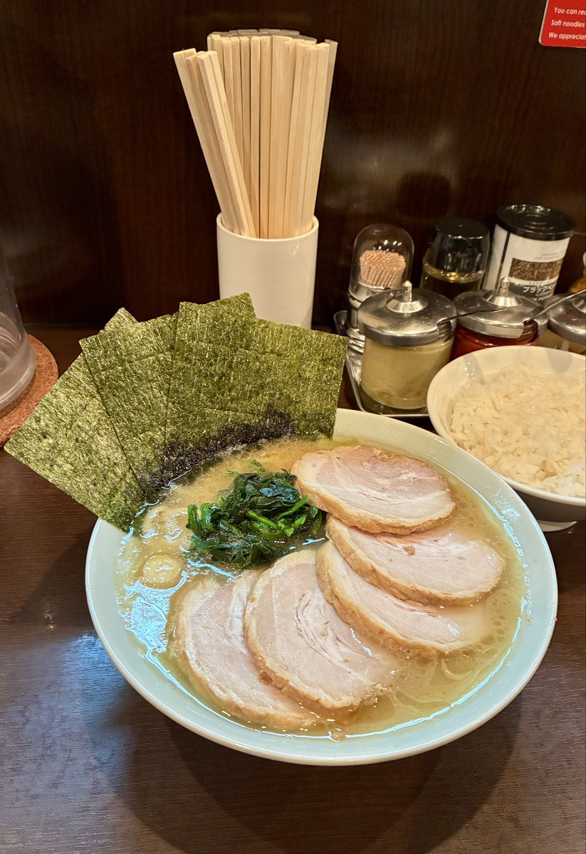 rjlock2001's tweet photo. 寿々㐂家出身の旨い店
やっぱハズレ無し👍

スープはバランス重視
カエシ&amp;鶏油感じる旨いスープ
おなじみ酒井製麺
分厚いバラ巻きチャーシュー
スープに浸して
豆板醤&amp;ニンニク乗せて
ライスで最高💯

【いずみ家】寿々㐂家系
東京都大田区
ラーメンライス大
チャーシュー

#家系ラーメン
#いずみ家 https://t.co/DtquOpWKZB