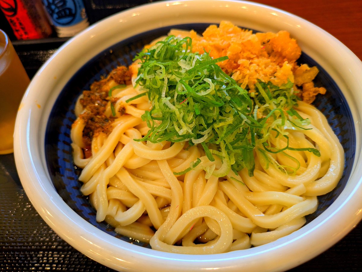 bengha_main's tweet photo. 今日は1日なので、冷たいぶっかけの得サイズ！
うーん…冷た…くはないなw
うどんが茹でたてなので全体的にぬるい感じ🤔
でも仕事で茹だった身体には十分冷たくてうまい…沁みる🌸
うまうま( '༥' )ŧ‹”ŧ‹” https://t.co/4buf3x6wLR