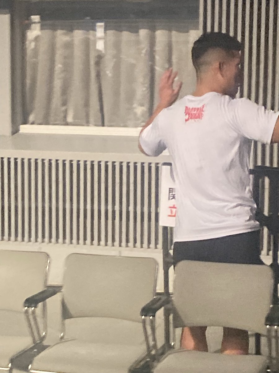 yuzz892727's tweet photo. トイレに連行される鷹木選手。
それを追いかける永井選手。

永井選手がすれ違いざま、「えっ、マジで行った」と聞こえた気がした。

真相は如何に？

#G1CLIMAX36 ＃鷹木 選手 ＃永井 選手 ＃空耳アワー https://t.co/7KPVYLr3Lo