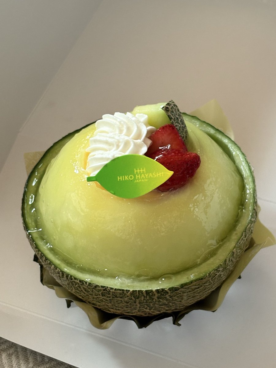 nera150's tweet photo. ケーキ買ってきてくれたので、暴食します。
メロンおいしいー！ https://t.co/EvfUqc2jTP