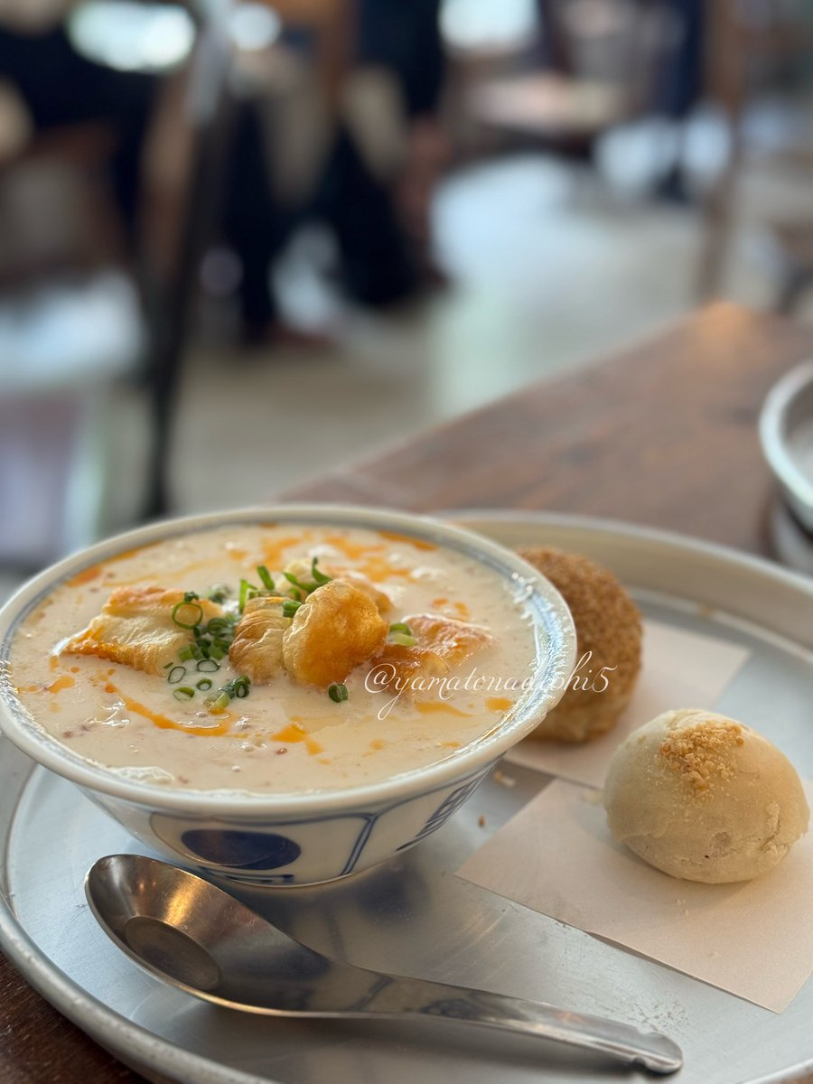 yamatonadeshi5's tweet photo. 東京なのに台湾旅行来た気分になれる、『台湾の朝ごはん専門店』が最高だった。
胃に染み渡る干しエビとラー油が効いたあったかい豆乳スープと、一緒に食べる台湾風パンがおいしい。いろんな味があってお惣菜パンみたいな感じ。特に二日酔いの朝に飲みたくなるやつ。近所に欲しい。 https://t.co/Oitz686UUC