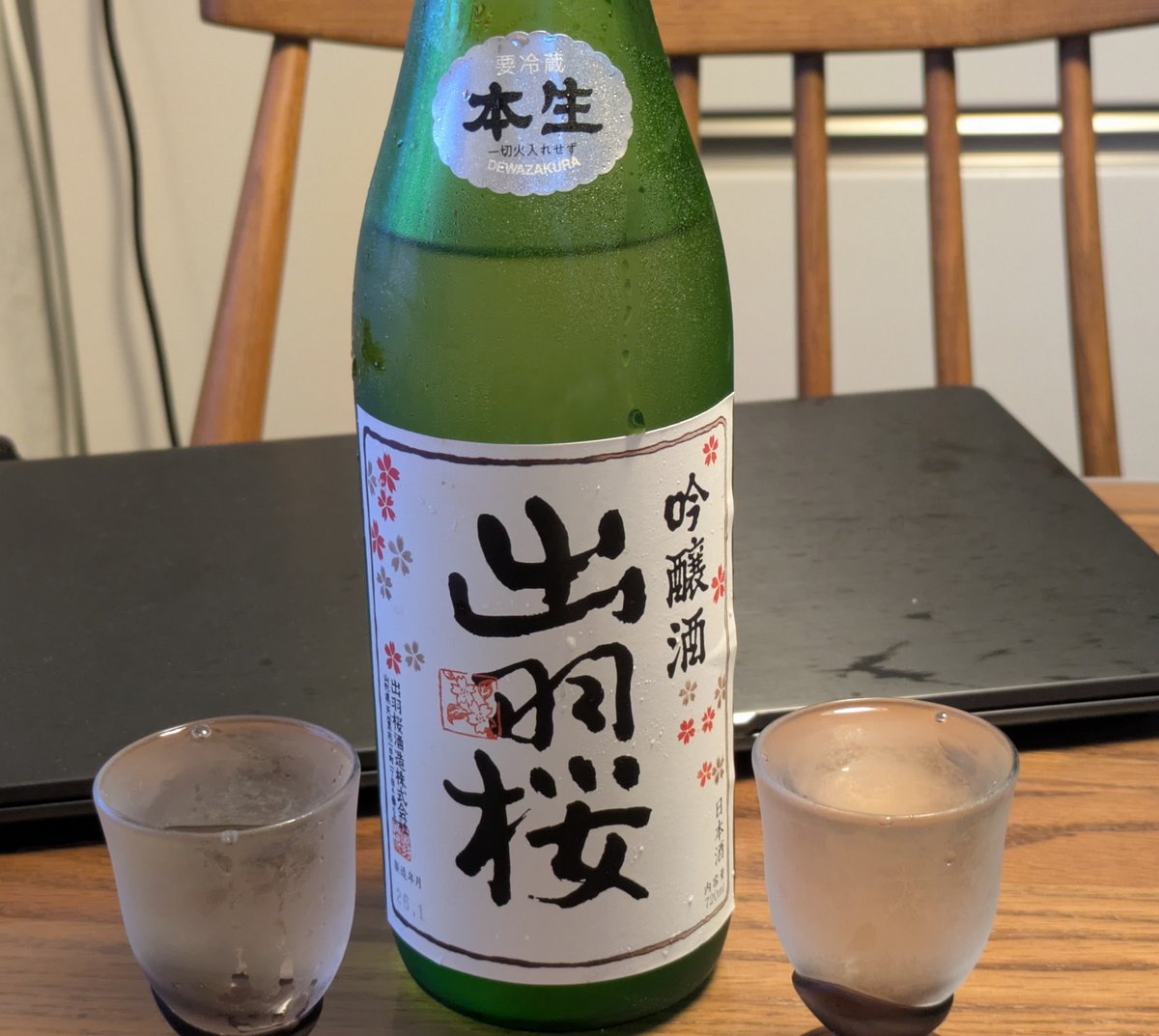 pero0422's tweet photo. 山辺に行かない土曜日。
久しぶりに自宅でお酒タイム♪　
仙台の気温は25℃前後で今の時期としては極めて過ごしやすい。
一方、湿度が高いので窓からの湿気で床がジメジメ。除湿しながら…
そんな感じでお酒に失礼します〜♪
久々に魚屋の刺身。
気仙沼産生鰹たたき、愛媛県産真鯛、神奈川県産キンメ。 https://t.co/jFzlbLu1jE