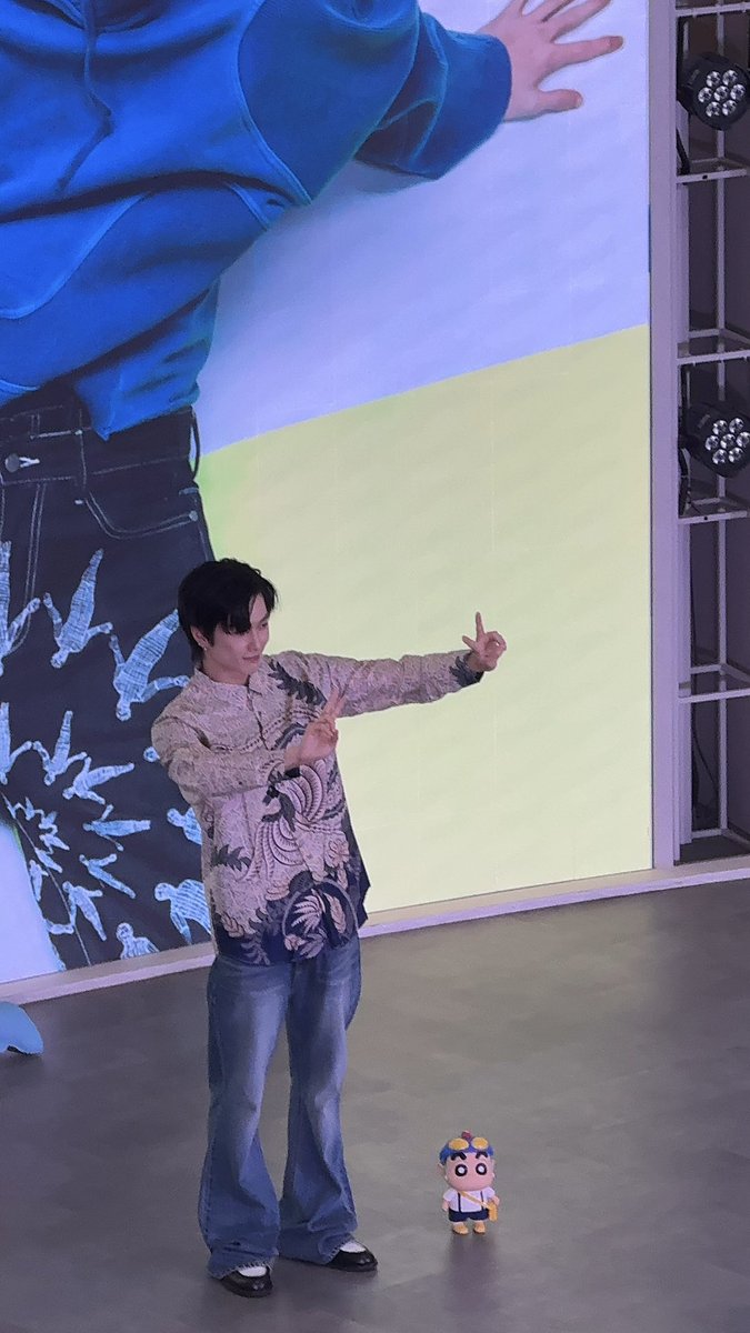 xnghanibble's tweet photo. he wore batik AURA MAXXXX 💯💯

#일주년도_홍승한_너로정했다
#OneYear_XngHanXoul https://t.co/Dd03OdRxJc