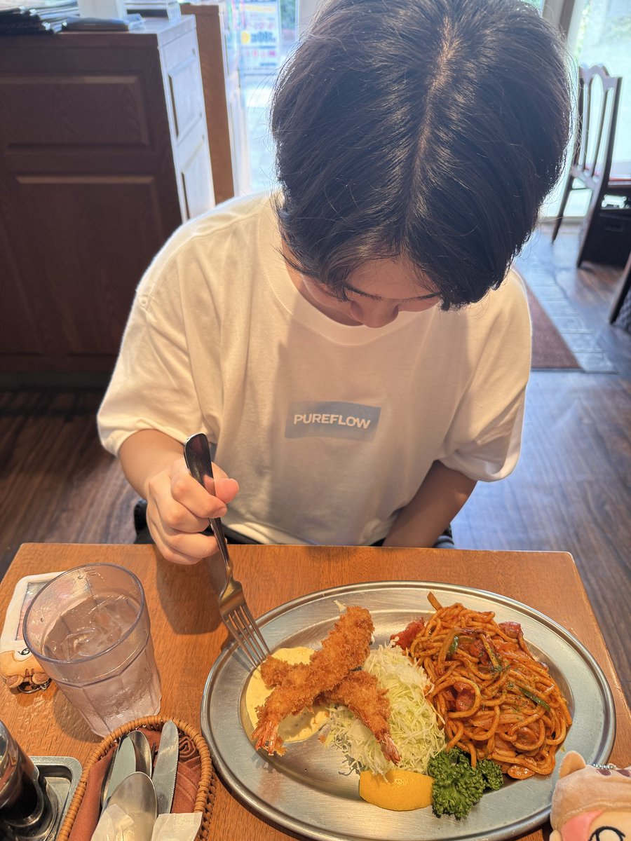 katchan_dive820's tweet photo. 🐿⸒⸒聖地巡礼❤︎ ͛⟡.⋆ その⑦

桜木町にあるガウルちゃんの訪れた小さな洋食レストランにやってきた！
同じ席に座れて幸せ💞
同じ構図で写真を撮れて幸せ💞
同じメニューを食べれて幸せ💞
店員さんも優しくて料理もばり美味しかったです！ぜひ来てみてください！！！

 #IVE  #聖地巡礼 https://t.co/XifhcLfQw8