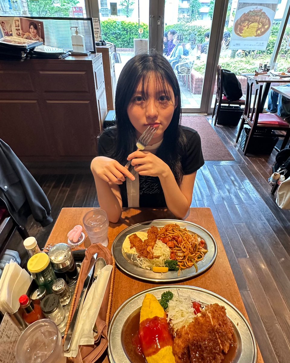 katchan_dive820's tweet photo. 🐿⸒⸒聖地巡礼❤︎ ͛⟡.⋆ その⑦

桜木町にあるガウルちゃんの訪れた小さな洋食レストランにやってきた！
同じ席に座れて幸せ💞
同じ構図で写真を撮れて幸せ💞
同じメニューを食べれて幸せ💞
店員さんも優しくて料理もばり美味しかったです！ぜひ来てみてください！！！

 #IVE  #聖地巡礼 https://t.co/XifhcLfQw8