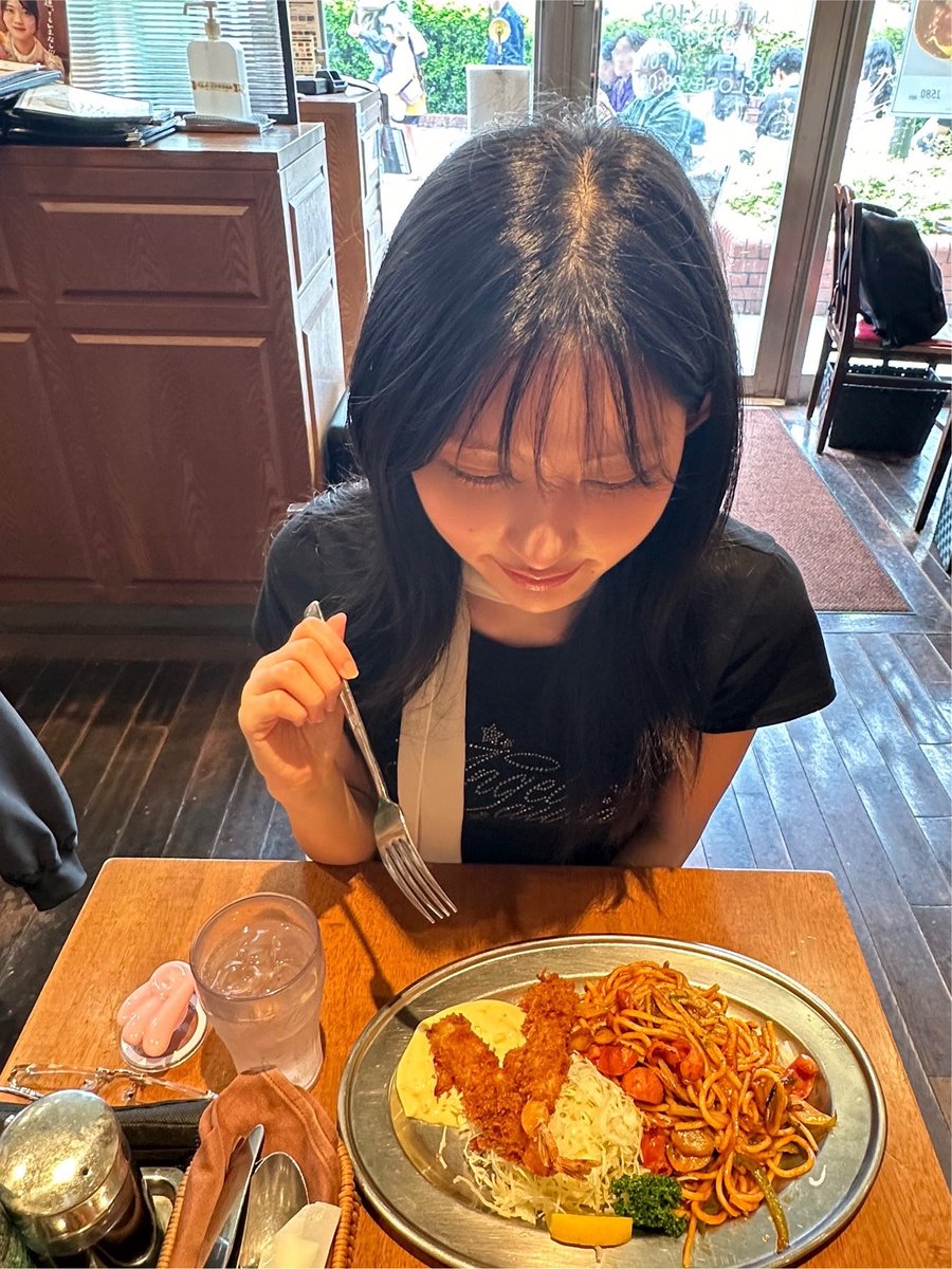 katchan_dive820's tweet photo. 🐿⸒⸒聖地巡礼❤︎ ͛⟡.⋆ その⑦

桜木町にあるガウルちゃんの訪れた小さな洋食レストランにやってきた！
同じ席に座れて幸せ💞
同じ構図で写真を撮れて幸せ💞
同じメニューを食べれて幸せ💞
店員さんも優しくて料理もばり美味しかったです！ぜひ来てみてください！！！

 #IVE  #聖地巡礼 https://t.co/XifhcLfQw8