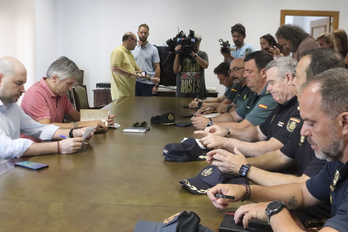 el_pais's tweet photo. DIRECTO | Marlaska defiende la actuación del Ejecutivo en la crisis: “Hemos revertido la situación en 24 horas” https://t.co/4gh0Sqcujs https://t.co/ixZHSgBPXV