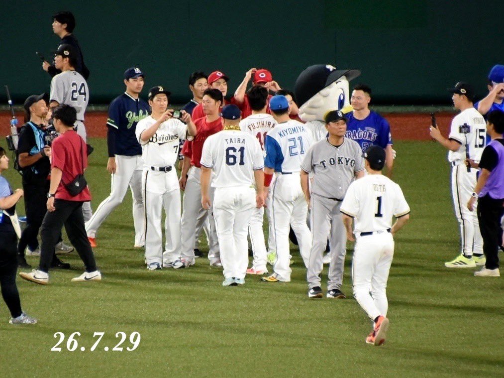 HappyStar003's tweet photo. 26.7.29 プロ野球オールスター@富山🐟✨️
 りょま兄さんの写ルンです、中身の公開いつですか🤔？✨️
太田くん、ハムちゃんズと仲良しでしたね☺️✨️
#Bs2026
#西川龍馬
#太田椋
#orixbuffaloes
#20260729 https://t.co/UgSpfBHsiU