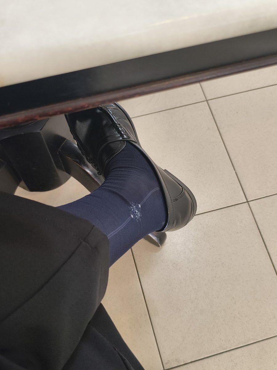 mensheermaster's tweet photo. 永远忘不了24岁的我一个人出国玩了一周多，每天穿着自己最爱的乐福和薄款正装袜暴走，下体里蓄满了精液，晚上就脱下湿臭的丝袜正装袜纵情自慰，在高潮中任由少年浓稠的精液喷薄而出
#皮鞋丝袜 #sheersock #atm主 https://t.co/fIj2zQKqQO