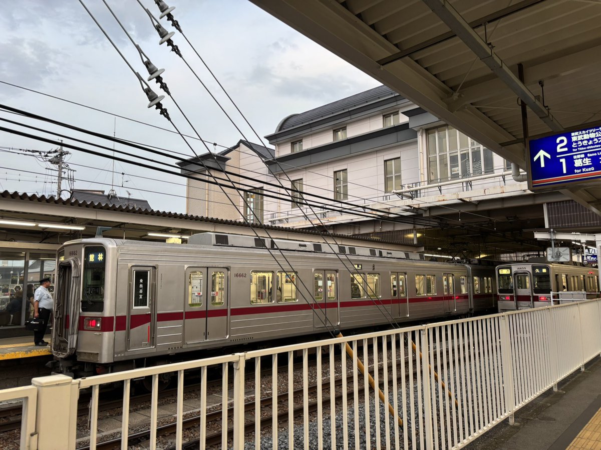 tobu_asakusa's tweet photo. 館林駅伊勢崎線ホーム（2・3・5番線）に未更新3本いるのは今日だけの大イベント https://t.co/oBGYazb7YG