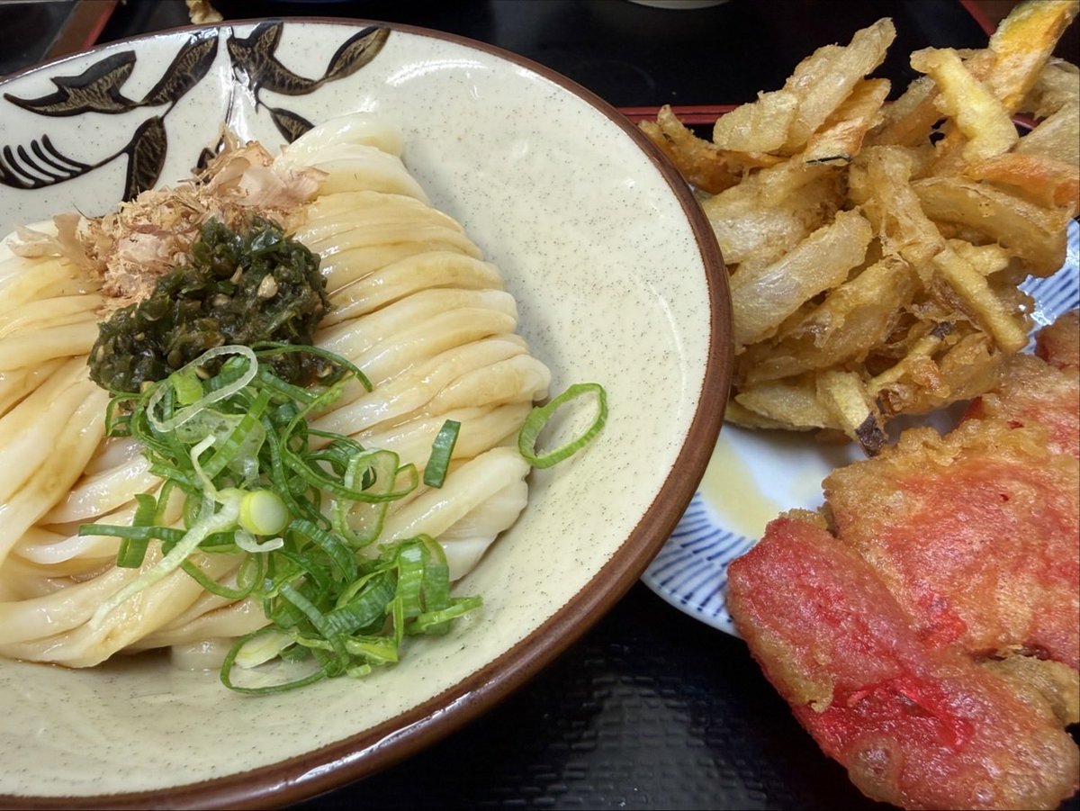kigoromasa1331's tweet photo. 仕事終わりに家族と待ち合わせて、十条の「讃岐うどん いわい」さんへ。

ずっと食べたかった十条の『唐辛子しゅうゆうどん』

暑くてジメジメした日に、青唐辛子のさわやかな辛さがうまい。かき揚げもよく合いました。 https://t.co/4bvC1mvqZH