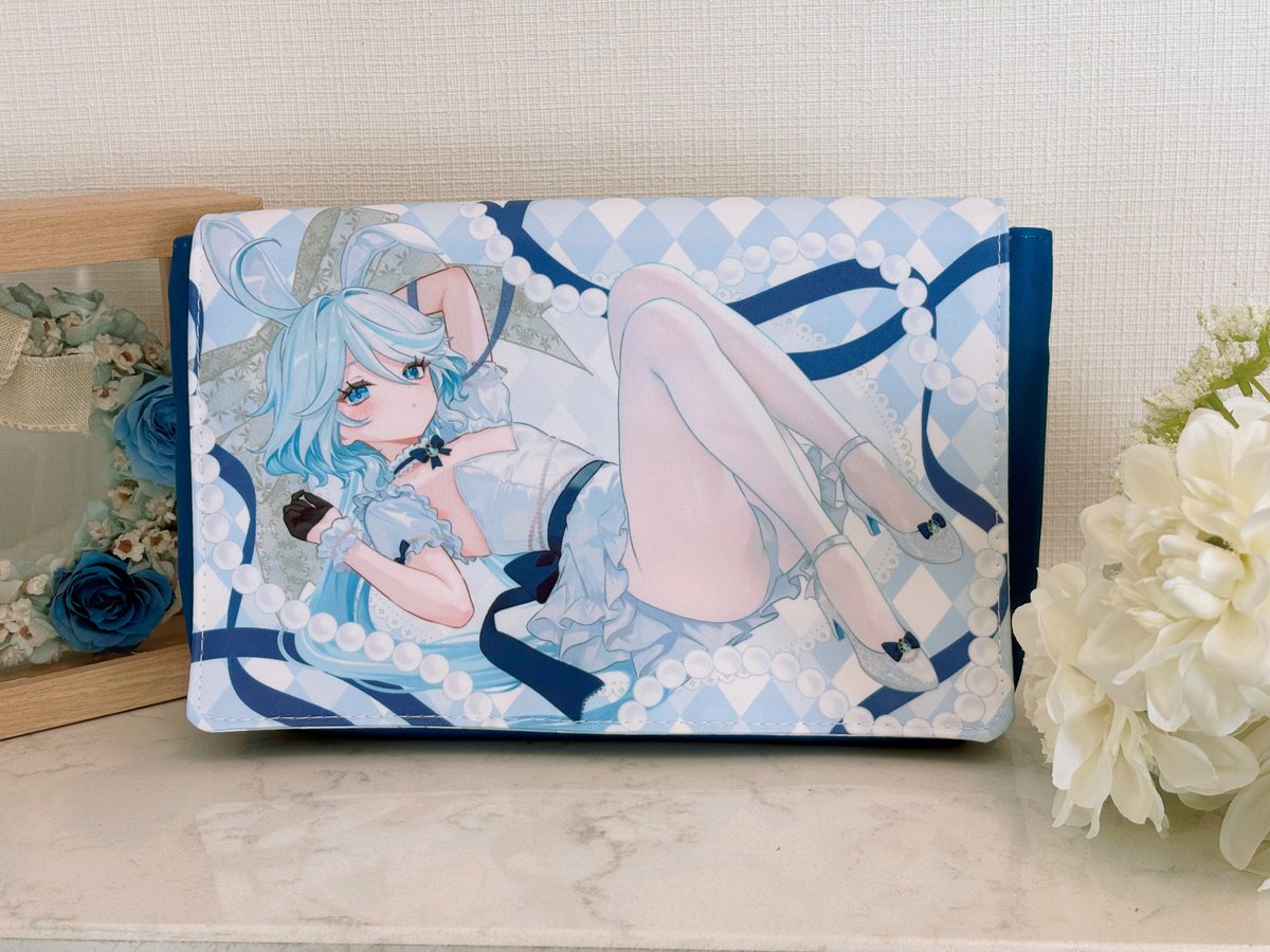 rrr_gns's tweet photo. 夏コミや夏インテで頒布する白バニーフリーナのスマホポシェットです🐰
W24cm×H15cm×幅5cmなので、大きめスマホのすっぽり！お金を入れたりイベントやお出かけで使うのにちょうどいいサイズだと思います✨
中はたくさん仕切りやファスナーも2箇所もあって使い勝手⭕️
ショルダー紐は最大144cm

#C108 https://t.co/TamECCJPqI