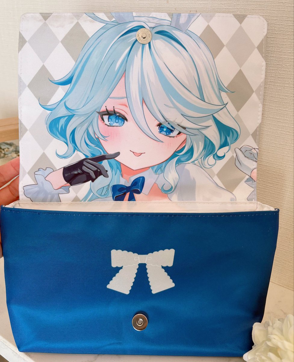 rrr_gns's tweet photo. 夏コミや夏インテで頒布する白バニーフリーナのスマホポシェットです🐰
W24cm×H15cm×幅5cmなので、大きめスマホのすっぽり！お金を入れたりイベントやお出かけで使うのにちょうどいいサイズだと思います✨
中はたくさん仕切りやファスナーも2箇所もあって使い勝手⭕️
ショルダー紐は最大144cm

#C108 https://t.co/TamECCJPqI